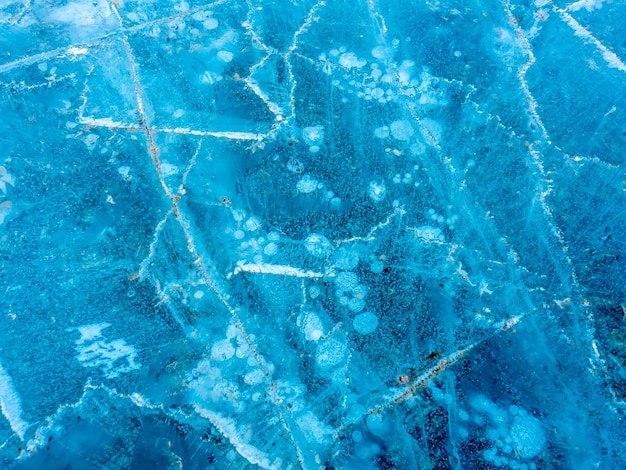 Modèle abstrait de glace sur le lac au cratère Kerid ancien volcan tranquille en Islande en hiver