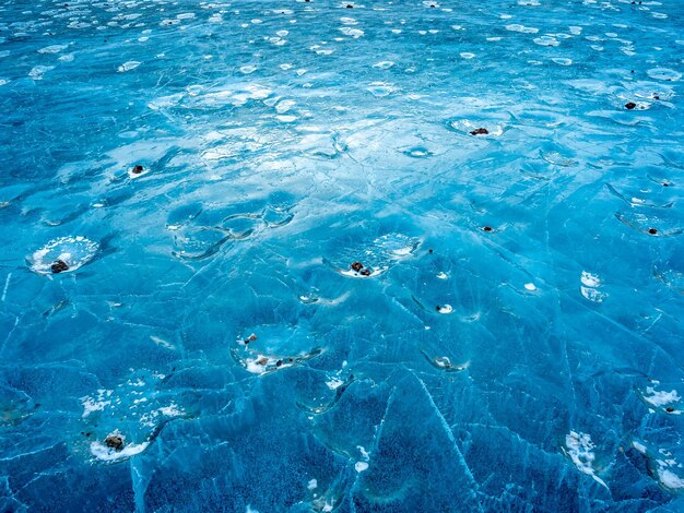 Modèle abstrait de glace sur le lac au cratère Kerid ancien volcan tranquille en Islande en hiver