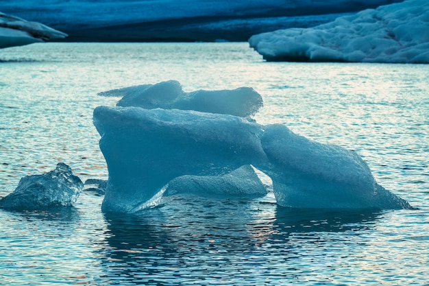 Modèle abstrait d'iceberg bleu fondant et flottant dans la lagune glaciaire de Jokulsarlon en été en Islande