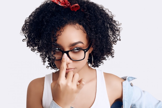 Modèle d'adolescente hippie aux cheveux bouclés posant