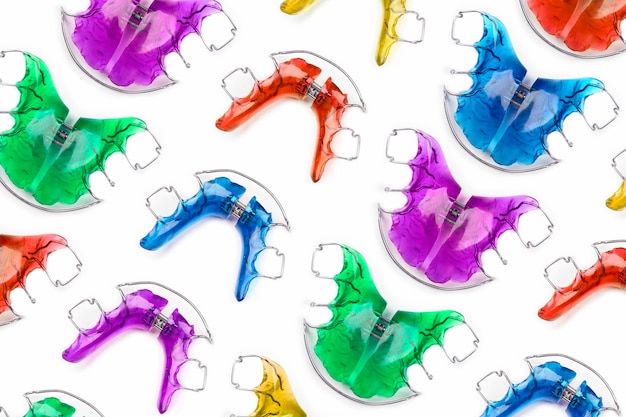 Modèle d'appareils orthodontiques pour enfants dans des couleurs amusantes