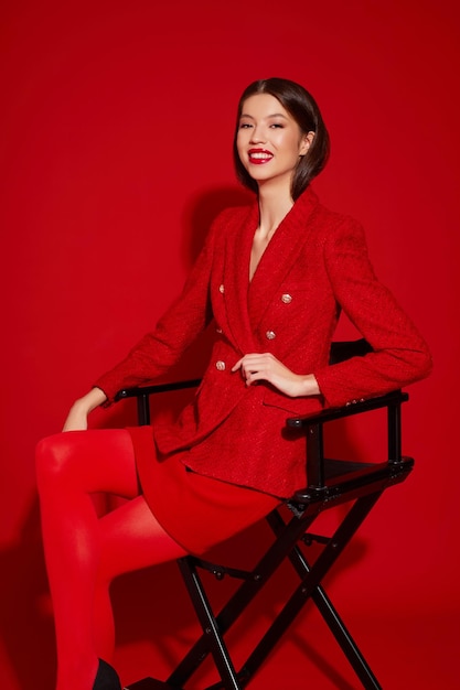 Photo modèle asiatique en veste et jupe rouge