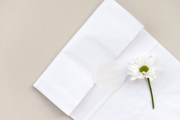 Modèle d'autocollant et d'emballage rond en blanc modèle d'étiquette ronde sur sac cadeau en papier kraft fleur de camomille