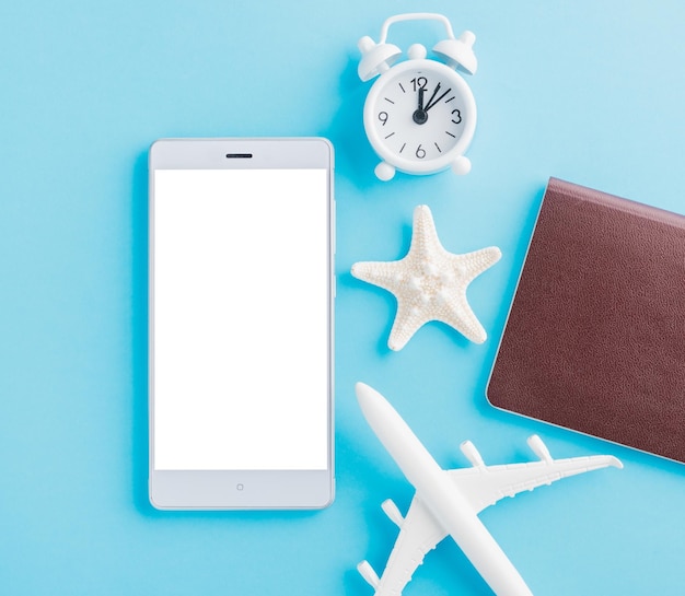 Modèle d'avion avion étoile de mer réveil boussole et écran blanc smartphone