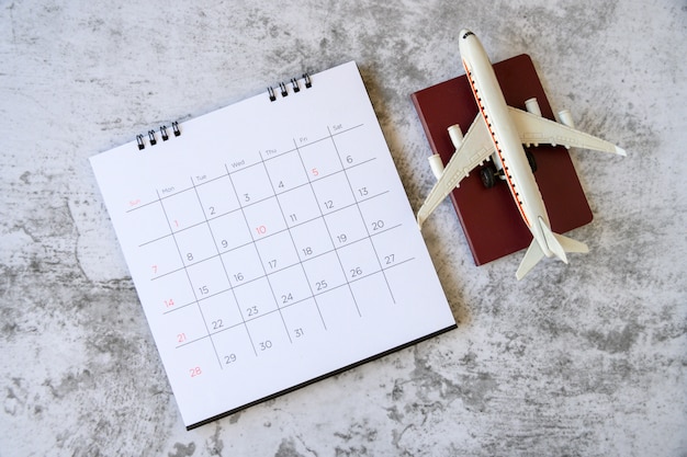 Modèle d'avion avec calendrier papier. planifier un voyage