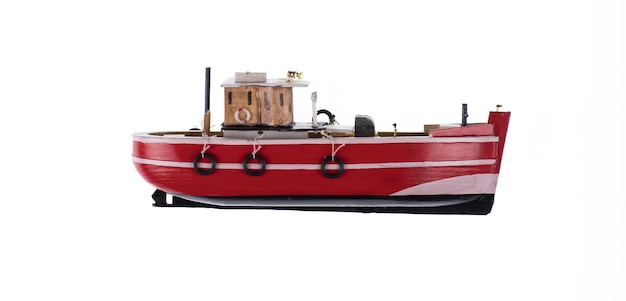 Modèle de bateau de pêche en bois isolé sur fond blanc