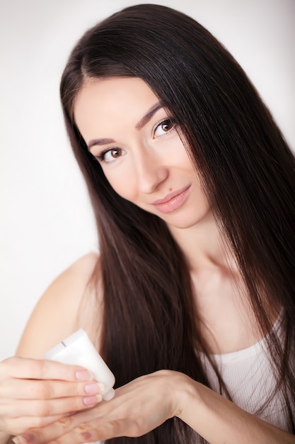 Photo modèle de beauté avec une peau fraîche parfaite et de longs cils. concept jeunesse et soins de la peau. spa et bien-être. maquillage et cheveux. les cils. gros plan, focus sélectionné.