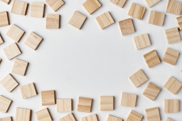 Modèle de blocs de bois vide sur fond blanc avec espace de copie, vue de dessus