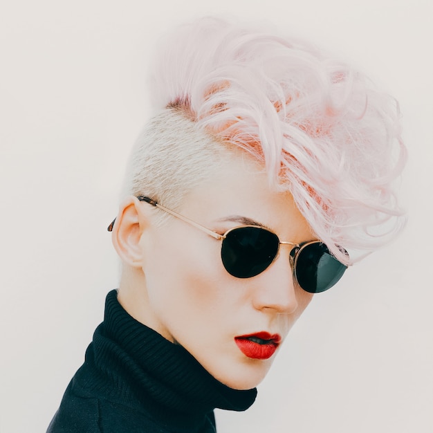 Modèle blonde à lunettes vintage avec coupe de cheveux élégante. photo de mode