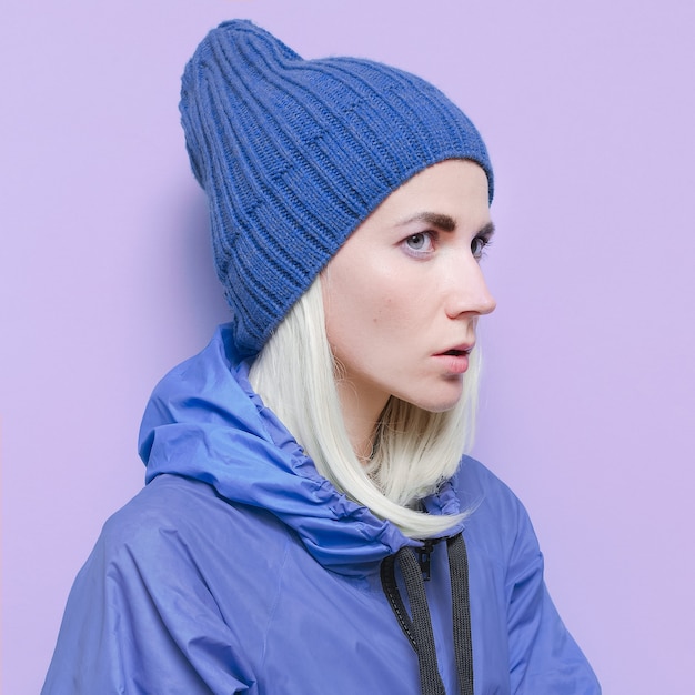 Modèle blonde en vêtements et accessoires bleus. couleur élégante de la saison