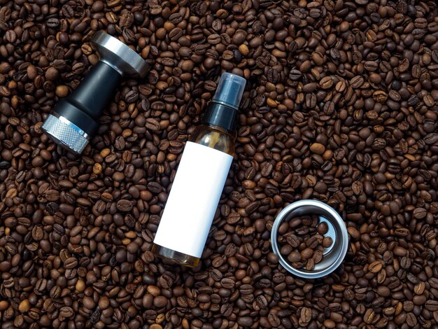 Modèle de bouteille en plastique noir avec étiquette Arrière-plan de grain de café Emballage plat du produit