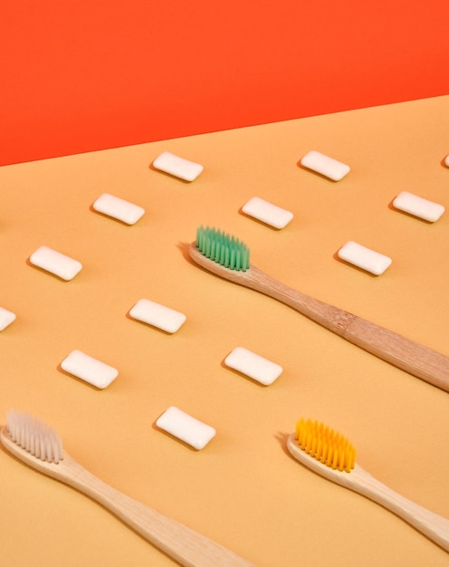 Un modèle de brosses à dents écologiques et de chewing-gum pour une haleine fraîche sur une table