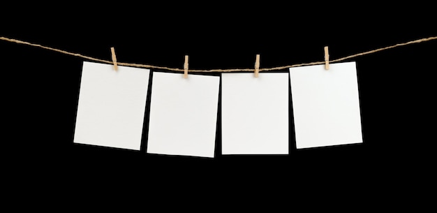 Modèle de cadre carré sur une corde isolé sur fond noir Cadre Polaroid Cadres photo
