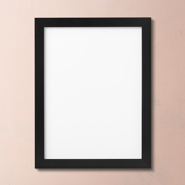 Modèle de cadre d'image png accroché sur un mur rose propre
