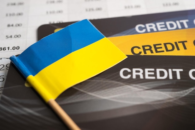 Modèle de carte de crédit avec le concept de banque d'affaires de l'économie d'investissement financier du drapeau de l'Ukraine