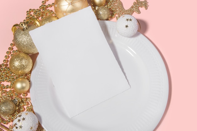 Photo modèle de carte de noël 5x7 avec des bords déchirés avec une table blanche et un décor doré sur rose