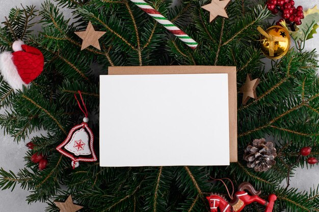 modèle de carte de Noël 5x7 avec enveloppe sur fond de rameaux de sapin naturel