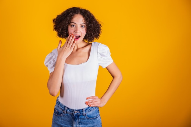 Photo modèle caucasienne en chemise blanche et jeans bleus wow incroyable incroyable surpris