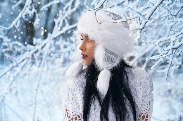 Photo modèle en chapeau chaud élégant pour la promenade hivernale.