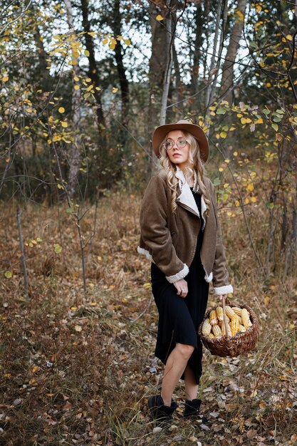 modèle en chapeau avec un panier de maïs en automne