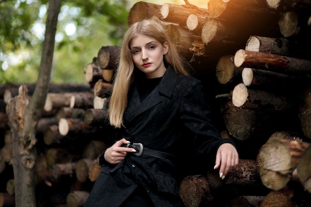 Modèle charmant posant près du bois de chauffage