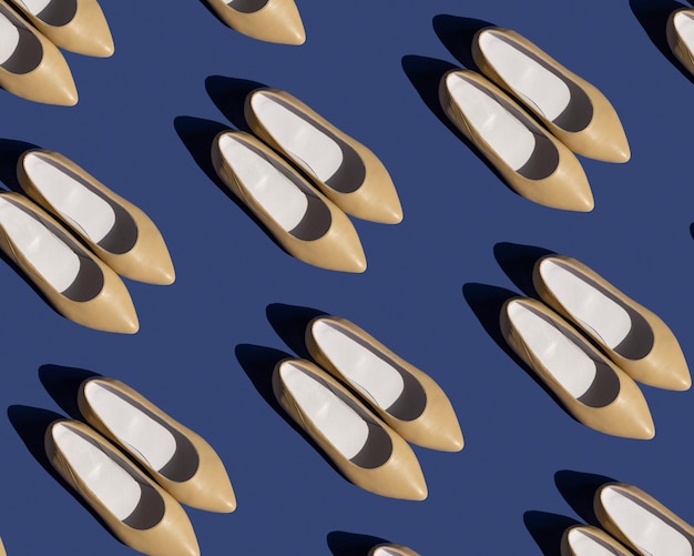 Modèle de chaussures en cuir beige pour femmes sur fond bleu. Mise au point sélective.