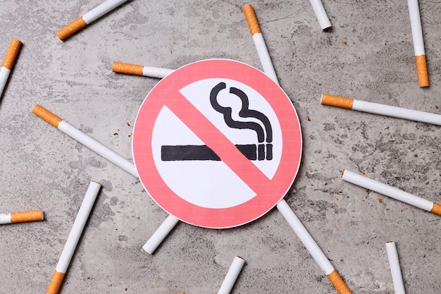 Modèle de cigarettes avec aucun signe de fumer sur fond rustique gris Interdiction de fumer pas de tabac da