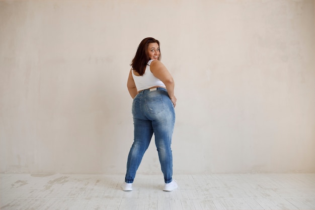 Photo modèle complet de taille plus posant en studio