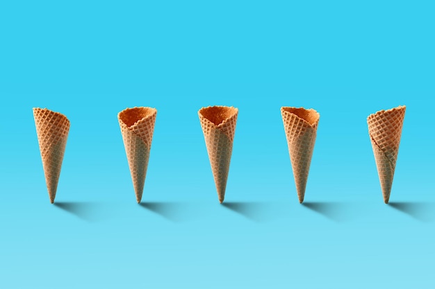 Modèle de cônes de crème glacée Fond turquoise Doux été et concept vide