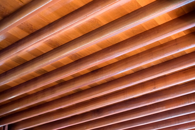 Modèle de construction en bois de planche de bois sur la maison de toiture