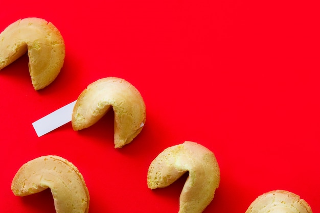 Photo modèle de cookies de fortune sur l'espace de copie de surface rouge