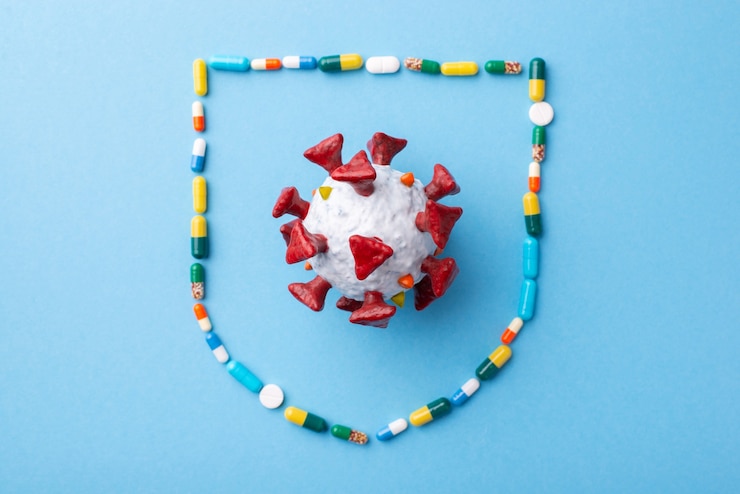 Photo modèle de coronavirus entouré de pilules et de capsules en forme de bouclier