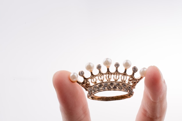 Modèle couronne avec perles à la main