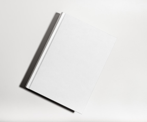 Modèle de couverture blanche de livre Catalogue de couverture rigide de manuel clair posé sur la table