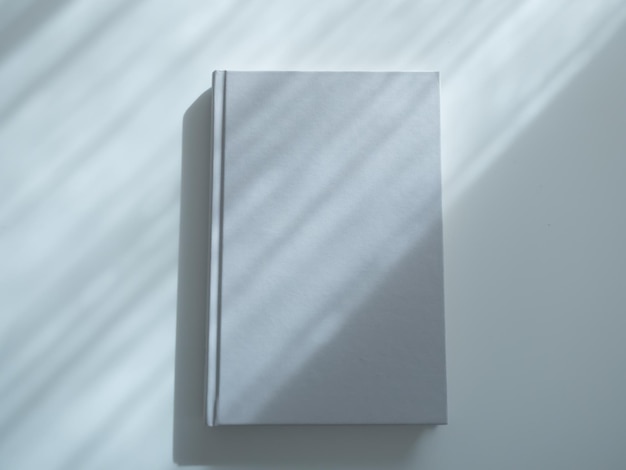 Modèle de couverture blanche avec des ombres douces