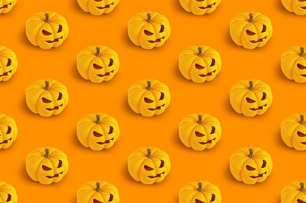 Modèle créatif avec des citrouilles d'halloween sur rendu 3d orange.