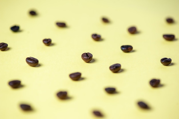 Modèle créatif de grains de café sur fond jaune Vue de dessus