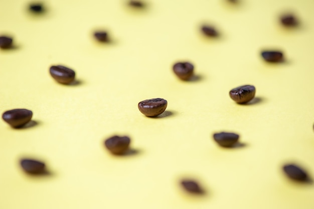 Modèle créatif de grains de café sur fond jaune Vue de dessus