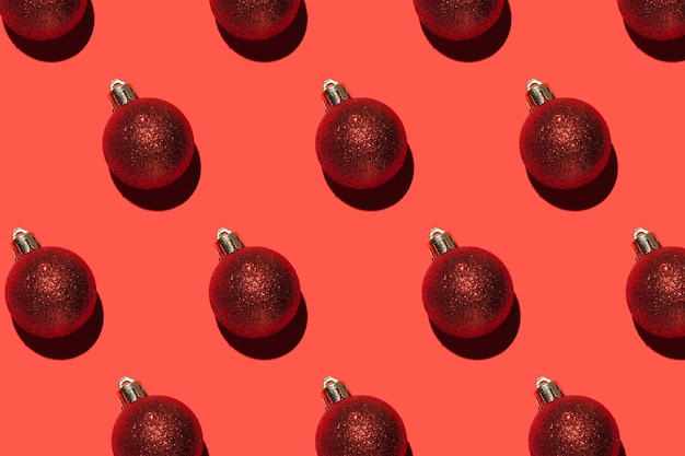 Modèle de décoration de boules de noël brillantes sur fond rouge bonne année