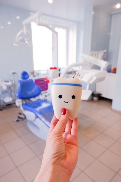 modèle de dents de variétés de support orthodontique ou de corset dent saine. concept de la saine alimentation visite dentaire. dent sourit. Émotions positives. Mode de vie sain.