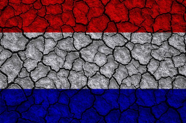 Modèle de drapeau des Pays-Bas sur la texture du sol de crack style vintage rétro