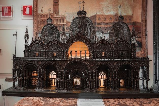 Un modèle d'église exquis et détaillé exposé au musée d'art et d'histoire de l'architecture de Venise