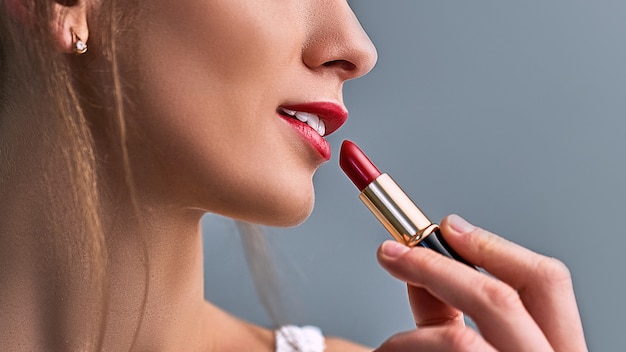 Modèle élégant belle femme avec rouge à lèvres rouge vif classique