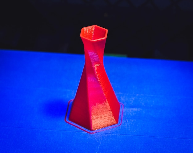 Le modèle est imprimé sur l'imprimante 3D fermer