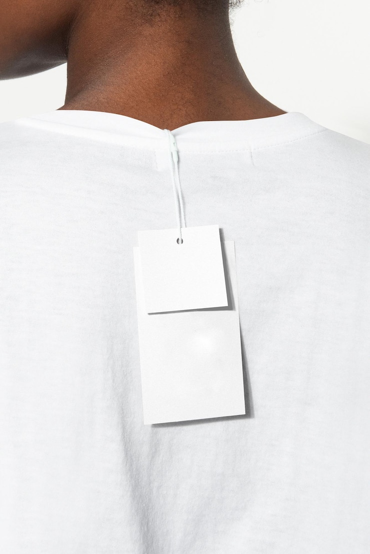 Photo modèle d'étiquette de vêtements png sur t-shirt blanc