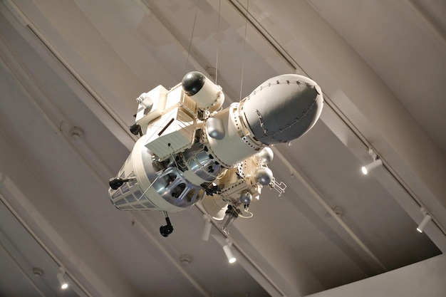 Modèle de l'exposition sur les satellites spatiaux au musée