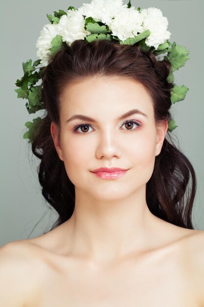 Modèle féminin Face Closeup Jolie fille avec des fleurs