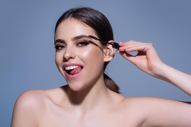 Modèle féminin façonnant les sourcils bruns Oeil de femme avec de beaux sourcils Cils de sourcils en forme parfaite avec une brosse à gel pour les sourcils Peindre les sourcils