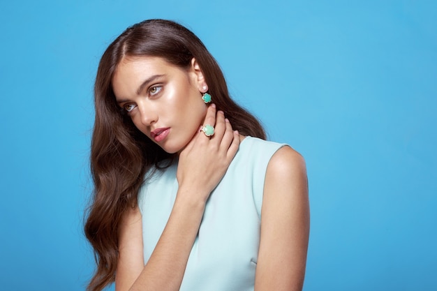 Modèle Féminin à La Peau Bronzée, Habillé En Robe De Couleur, Avec Des Accessoires élégants.