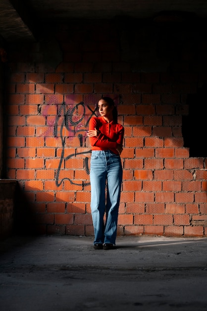 Modèle féminin photographié avec un environnement grunge lors de l'exploration urbaine